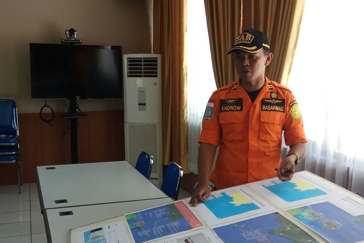 Kepala Pelaksana Harian Basarnas Banjarmasin Endrow, memperlihatkan peta lokasi pencarian korban KM Pieces Sabtu (3/8/2019)
