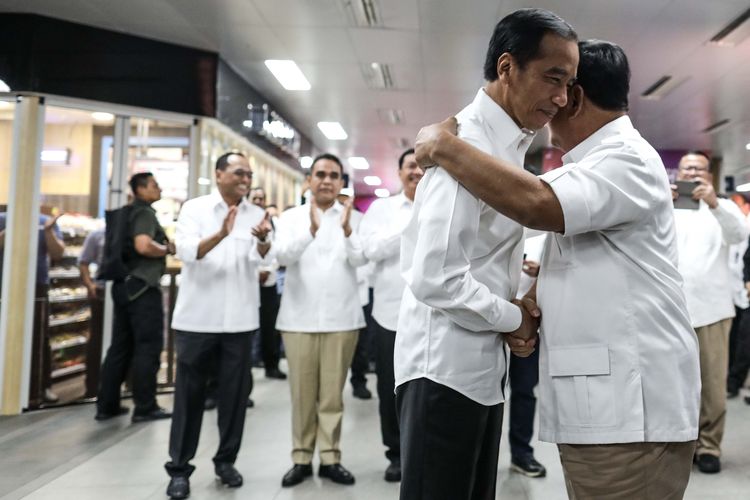 Presiden Joko Widodo dan Ketua Umum Partai Gerindra, Prabowo Subianto berpelukan saat memberikan keterangan pers di Stasiun MRT Senayan, Jakarta Pusat, Sabtu (13/7/2019).