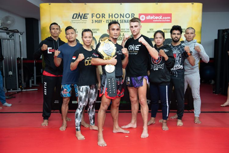 Para petarung ONE Championship menjalani sesi latihan terbuka jelang gelaran ONE: For Honor, di Istora Senayan, Jakarta.