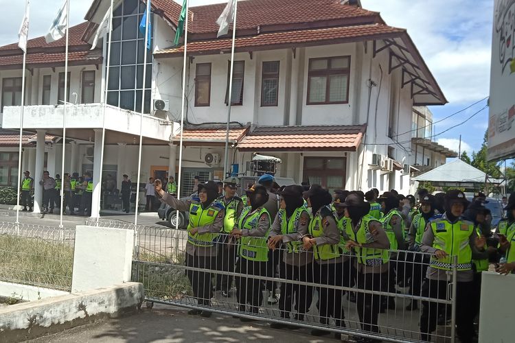 Petugas kepolisian menjaga ketat kantor KPU Sumbar yang akan didemo ratusan mahasiswa, Kamis (25/4/2019).