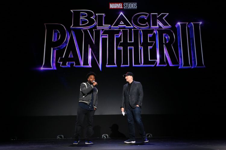 Sutradara Ryan Coogler (kiri) and Presiden Marvel Studios Kevin Feige berbicara di panggung D23 Expo di Anaheim Convention Center, Anaheim, California, Sabtu (24/8/2019).