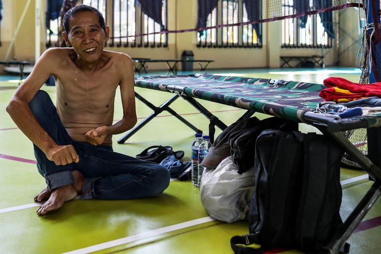 Rachman (67 tahun), salah satu warga yang terpaksa menumpang tinggal di Gelanggang Remaja Kecamatan Tanah Abang, Jakarta Pusat, karena tak lagi punya penghasilan karena tak ada lagi pekerjaan datang selama pandemi Covid-19, tanpa sanak keluarga pula. Gambar diambil pada Sabtu (16/5/2020).