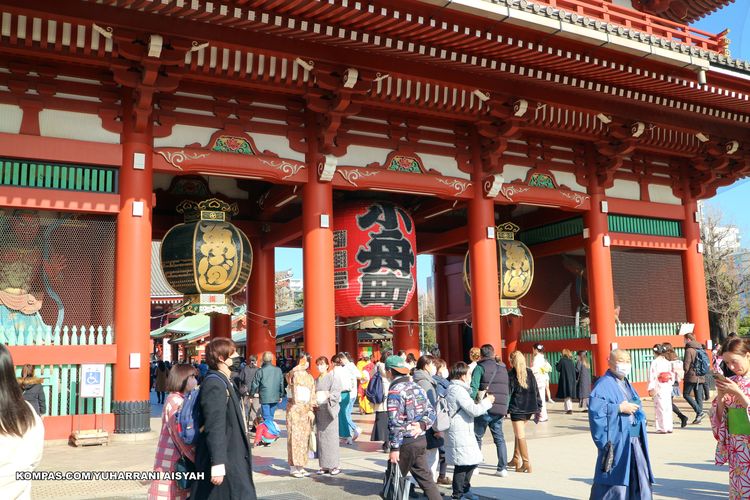 Pengunjung di Sensoji, Asakusa, Tokyo, Jepang. (KOMPAS.COM/YUHARRANI AISYAH)