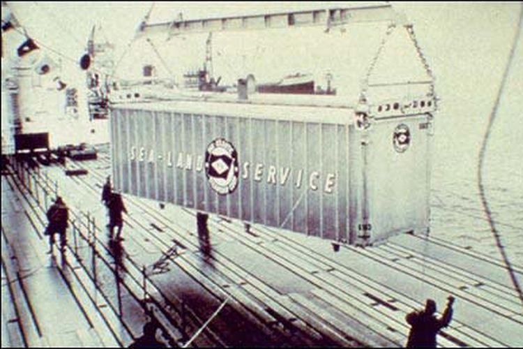 Proses pengangkatan kontainer di atas kapal USS Ideal X