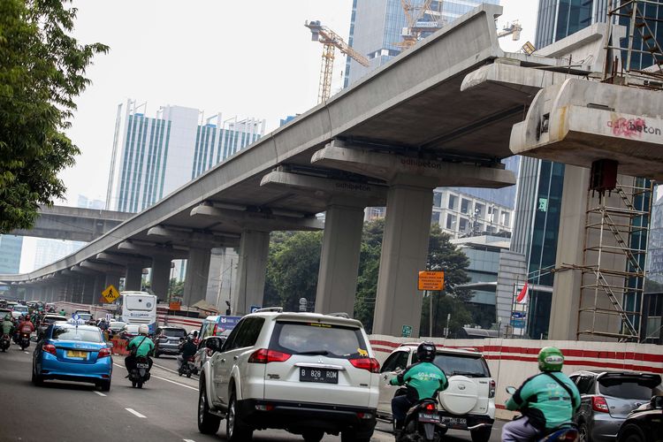 Pekerja menyelesaikan pengerjaan proyek Light Rail Transit (LRT) Jabodebek lintas pelayanan dua Cawang-Dukuh Atas di kawasan Kuningan, Jakarta Selatan, Senin (17/6/2019). Dinas Perhubungan DKI Jakarta akan menutup Jalan Setiabudi Tengah dari 17 Juni 2019 hingga 28 Februari 2020 mendatang. Penutupan jalan dilakukan untuk mengefektifkan pembangunan proyek LRT serta menghindari resiko kecelakaan pengguna jalan.