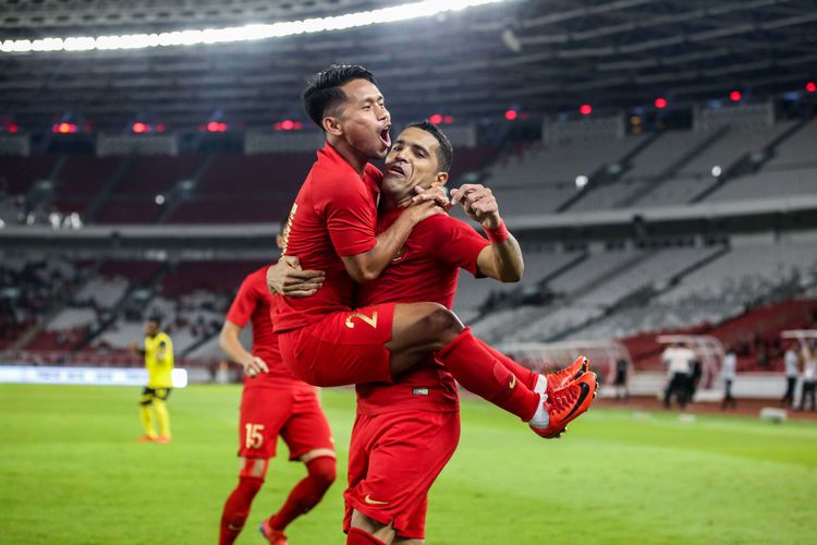 Penyerang Timnas Indonesia, Alberto Goncalves, merayakan gol bersama rekan-rekannya seusai mencetak gol dalam pertandingan persahabatan melawan Vanuatu di Stadion Gelora Bung Karno, Jakarta Pusat, Sabtu (15/6/2019). Tim Nasional (timnas) Indonesia meraih kemenangan telak saat melakoni laga bertajuk FIFA Matchday melawan Vanuatu dengan skor 6-0.