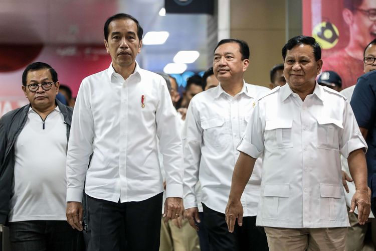 Presiden Joko Widodo dan Ketua Umum Partai Gerindra, Prabowo Subianto memberikan keterangan pers di Stasiun MRT Senayan, Jakarta Pusat, Sabtu (13/7/2019). Kedua kontestan dalam Pemilihan Umum Presiden dan Wakil Presiden tahun 2019 lalu ini bertemu di Stasiun MRT Lebak Bulus dan selanjutnya naik MRT dan diakhiri dengan makan siang bersama.