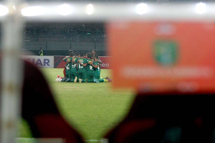 Persebaya Surabaya sebelum kick off.