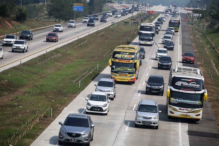 Kendaraan pemudik dari arah Jakarta melewati jalan tol jakarta-cikampek di Cikampek, Jawa Barat, Minggu (2/6/2019). Sistem satu arah atau one way mulai diterapkan di jalan tol Jakarta-Cikampek hingga tol Batang-Semarang di Jawa Tengah pada H-6 Lebaran 2019, Kamis (30/5).