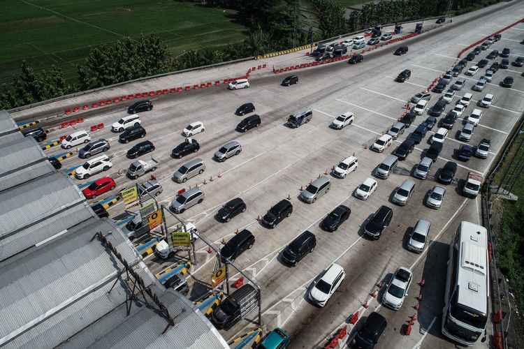 Kendaraan pemudik dari arah Jakarta melewati gerbang tol palimanan di Jawa Barat, Minggu (2/6/2019). Sistem satu arah atau one way mulai diterapkan di jalan tol Jakarta-Cikampek hingga tol Batang-Semarang di Jawa Tengah pada H-6 Lebaran 2019, Kamis (30/5).