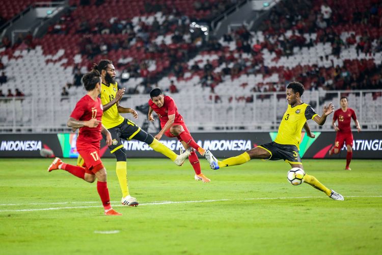 Pesepak bola timnas Indonesia, Febri Hariyadi, melakukan tendangan ke arah timnas Vanuatu dalam pertandingan persahabatan di Stadion Gelora Bung Karno, Jakarta Pusat, Sabtu (15/6/2019). Tim Nasional (timnas) Indonesia meraih kemenangan telak saat melakoni laga bertajuk FIFA Matchday melawan Vanuatu dengan skor 6-0.