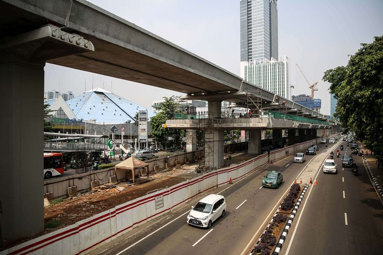 Pekerja menyelesaikan pengerjaan proyek Light Rail Transit (LRT) Jabodebek lintas pelayanan dua Cawang-Dukuh Atas di kawasan Kuningan, Jakarta Selatan, Senin (17/6/2019). Dinas Perhubungan DKI Jakarta akan menutup Jalan Setiabudi Tengah dari 17 Juni 2019 hingga 28 Februari 2020 mendatang. Penutupan jalan dilakukan untuk mengefektifkan pembangunan proyek LRT serta menghindari resiko kecelakaan pengguna jalan.