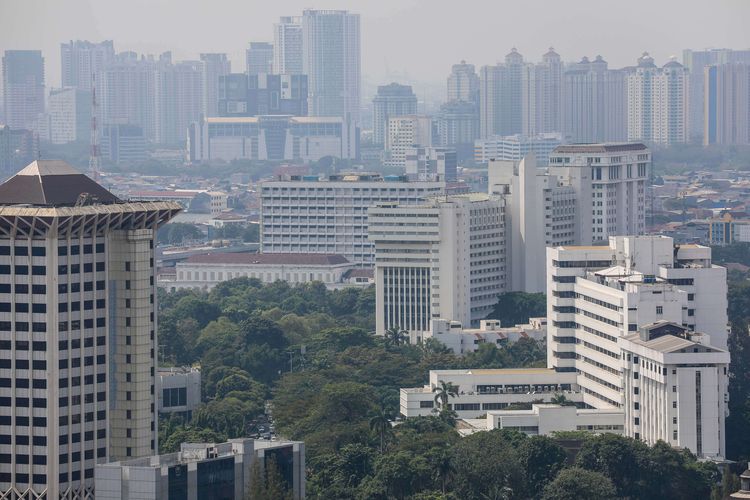 Suasana gedung bertingkat yang terlihat samar karena kabut polusi di Jakarta Pusat, Senin (8/7/2019). Kualitas udara di DKI Jakarta memburuk pada tahun ini dibandingkan tahun 2018. Prediksi ini berdasarkan pengukuran PM 2,5 atau partikel halus di udara yang berukuran lebih kecil dari 2,5 mikron (mikrometer).