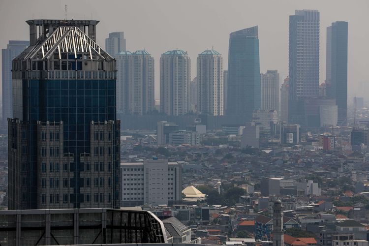 Suasana gedung bertingkat yang terlihat samar karena kabut polusi di Jakarta Pusat, Senin (8/7/2019). Kualitas udara di DKI Jakarta memburuk pada tahun ini dibandingkan tahun 2018. Prediksi ini berdasarkan pengukuran PM 2,5 atau partikel halus di udara yang berukuran lebih kecil dari 2,5 mikron (mikrometer).