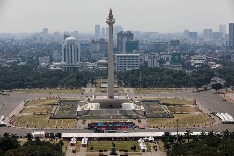 Suasana gedung bertingkat yang terlihat samar karena kabut polusi di Jakarta Pusat, Senin (8/7/2019). Kualitas udara di DKI Jakarta memburuk pada tahun ini dibandingkan tahun 2018. Prediksi ini berdasarkan pengukuran PM 2,5 atau partikel halus di udara yang berukuran lebih kecil dari 2,5 mikron (mikrometer).