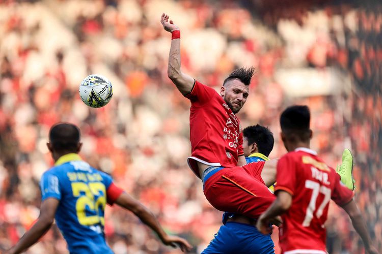 Pemain Persija Jakarta, Marco Simic berebut bola dengan pemain Persib Bandung pada laga pekan kedelapan Liga 1 2019 di Stadion Utama Gelora Bung Karno, Jakarta, Rabu (10/7/2019).  Persija Jakarta bermain imbang dengan skor 1-1 melawan Persib Bandung.