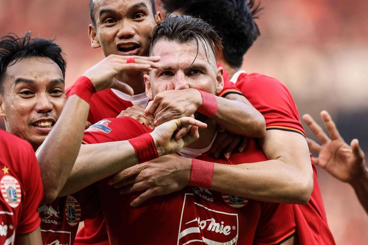 Pemain Persija Jakarta, Marco Simic melakukan selebrasi pada laga pekan kedelapan Liga 1 2019 di Stadion Utama Gelora Bung Karno, Jakarta, Rabu (10/7/2019).  Persija Jakarta bermain imbang dengan skor 1-1 melawan Persib Bandung.