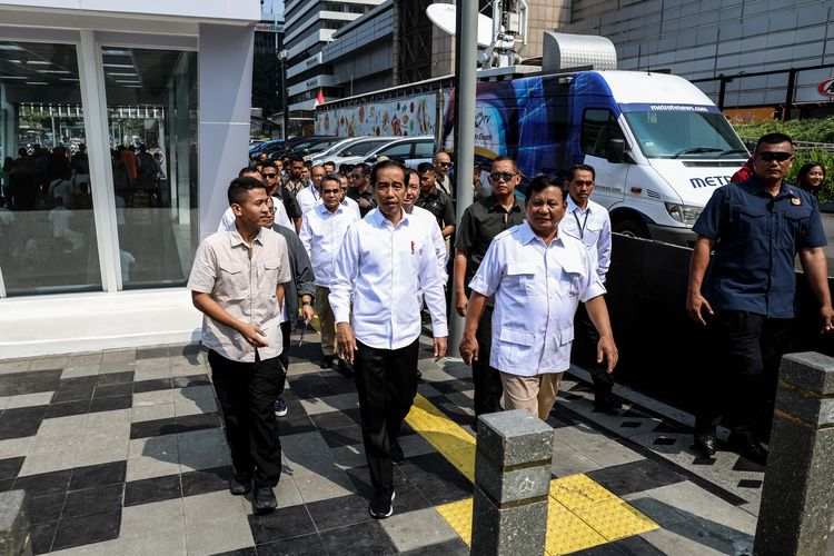 Presiden Joko Widodo dan Ketua Umum Partai Gerindra, Prabowo Subianto berjalan bersama di kawasan Senayan, Jakarta Pusat, Sabtu (13/7/2019). Kedua kontestan dalam Pemilihan Umum Presiden dan Wakil Presiden tahun 2019 lalu ini bertemu di Stasiun MRT Lebak Bulus dan selanjutnya naik MRT dan diakhiri dengan makan siang bersama.