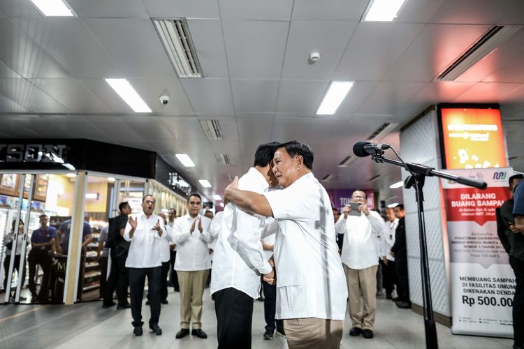 Presiden Joko Widodo dan Ketua Umum Partai Gerindra, Prabowo Subianto memberikan keterangan pers di Stasiun MRT Senayan, Jakarta Pusat, Sabtu (13/7/2019). Kedua kontestan dalam Pemilihan Umum Presiden dan Wakil Presiden tahun 2019 lalu ini bertemu di Stasiun MRT Lebak Bulus dan selanjutnya naik MRT dan diakhiri dengan makan siang bersama.