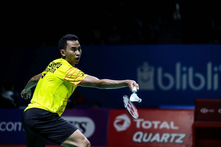 Pebulu tangkis tunggal putra Indonesia, Tommy Sugiarto melawan tunggal putra China, Chen Long dalam babak kedua Blibli Indonesia Open 2019 di Istora Senayan, kompleks GBK, Jakarta, Rabu (17/7/2019).