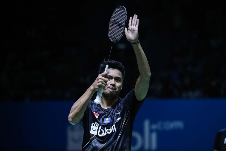 Pemain ganda campuran Indonesia, Tontowi Ahmad, melakukan selebrasi usai laga babak pertama Indonesia Open 2019 di Istora Senayan, Jakarta, Rabu (17/7/2019).