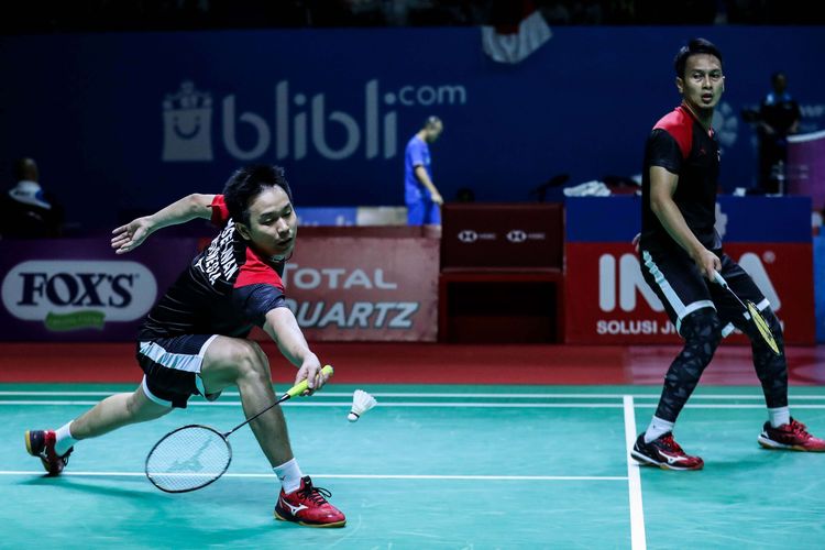 Pasangan ganda putra Indonesia, Mohammad Ahsan dan Hendra Setiawan saat melawan ganda putra Inggris, Marcus Ellis dan Chris Langridge dalam babak kedua Blibli Indonesia Open 2019 di Istora Senayan, kompleks GBK, Jakarta, Rabu (17/7/2019). Ganda putra Indonesia, Mohammad Ahsan dan Hendra Setiawan menang dengan skor 28-26 21-17.
