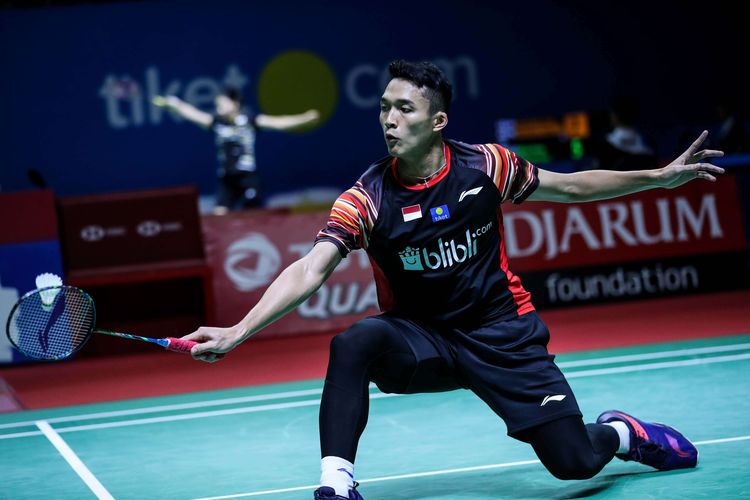 Tunggal Putra Indonesia, Jonatan Christie bertanding melawan tunggal putra Taiwan, Chou Tien Chen pada pertandingan perempat final BliBli Indonesia Open 2019 di Istora Senayan Jakarta, Jumat (19/7/2019). Jonatan Christie gagal melaju ke babak semifinal setelah kalah 16-21, 21-18, dan 21-14.