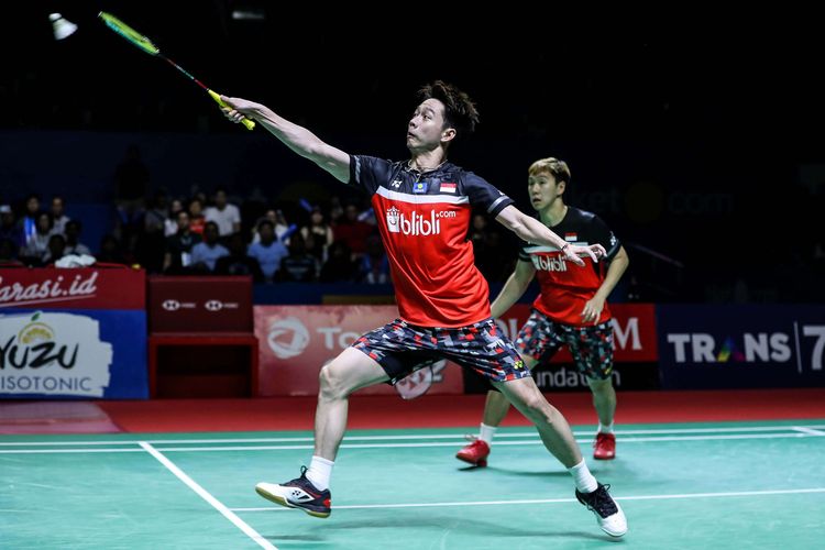 Pasangan ganda putra Indonesia, Marcus Fernaldi Gideon dan Kevin Sanjaya saat melawan ganda putra China, Li Jun Hui dan Liu Yu Chen dalam babak semifinal Blibli Indonesia Open 2019 di Istora Senayan, kompleks GBK, Jakarta, Sabtu (20/7/2019). Ganda putra Indonesia, Marcus Gideon dan Kevin Sanjaya menang dengan skor 21-9 21-13.