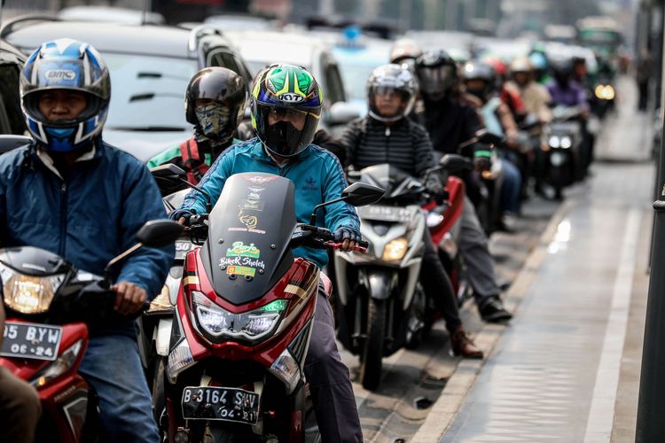 Pemandangan padatnya kendaraan yang melintasi jalan M.H Thamrin di Jakarta Pusat, Senin (29/7/2019). Berdasarkan data situs penyedia peta polusi daring harian kota-kota besar di dunia AirVisual, menempatkan Jakarta pada urutan pertama kota terpolusi sedunia pada Senin (29/7) pagi dengan kualitas udara mencapai 183 atau dalam kategori tidak sehat.
