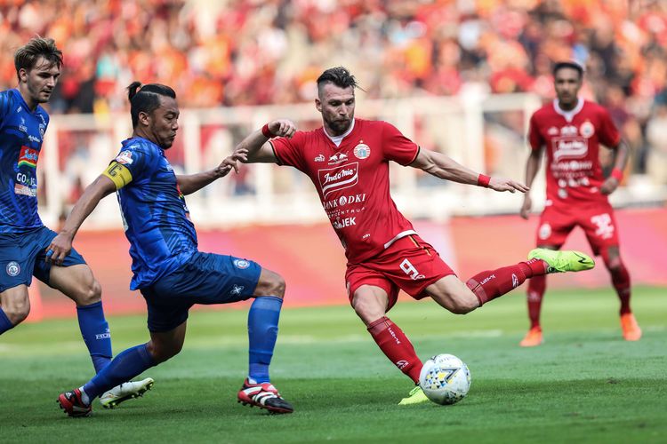 Pesepak bola klub Persija Jakarta, Marko Simic berebut bola dengan pesepak bola Arema Malang, Hamka Hamzah dalam laga pekan ke-12 Liga 1 2019 di Stadion Utama Gelora Bung Karno, Jakarta, Sabtu (3/8/2019). Laga bigmatch Persija vs Arema FC berakhir dengan skor 2-2.