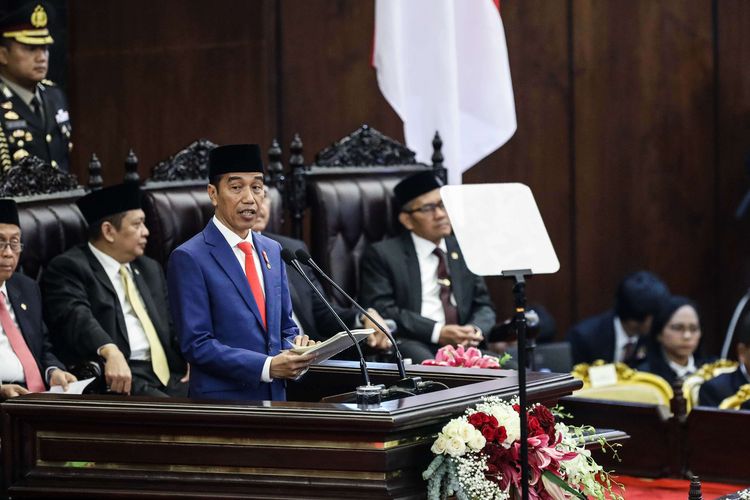 Presiden Joko Widodo menyampaikan pidato dalam Sidang Tahunan MPR di Kompleks Parlemen, Senayan, Jakarta, Jumat (16/8/2019).