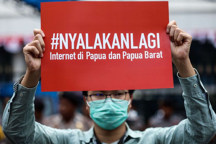 Para aktivis menggelar aksi demonstrasi meminta Kementerian Komunikasi dan Informatika (Kemenkominfo) membuka akses internet di Papua dan Papua Barat di depan kantor Kemenkominfo, Jakarta Pusat, Jumat (23/8/2019). Aktivis menuntut pemerintah mencabut pembatasan jaringan internet di Papua dan Papua Barat. Sebab, pemblokiran dan pembatasan akses informasi ini melanggar hak digital, terutama hak warga negara untuk dapat mengakses informasi.

