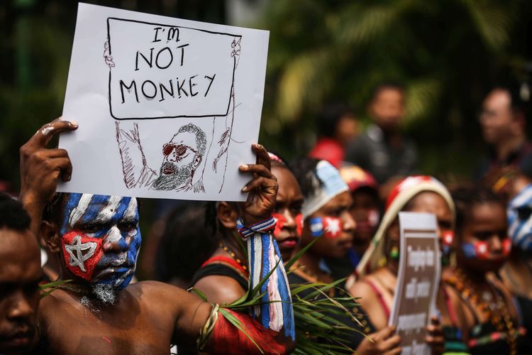 Mahasiswa Papua menggelar aksi demonstrasi di Jalan Medan Merdeka Utara, Jakarta Pusat, Rabu (28/8/2019). Massa aksi menuntut agar rasialisme terhadap rakyat Papua dihentikan dan menuntut pemerintah membuka kembali akses internet di Papua.