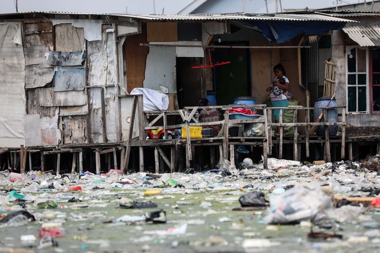 Suasana aktivitas di Kampung Bengek, Muara Baru, Penjaringan, Jakarta Utara, Kamis (29/8/2019). Timbunan sampah plastik telah memadati kawasan ini sejak lama karena kurangnya perhatian dari pemerintah setempat.