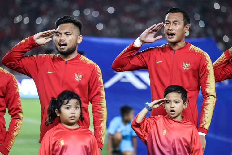 Pesepak bola timnas Indonesia, Saddil Ramdani dan Hansamu Yama Pranata menyanyikan lagu kebangsaan Indonesia Raya sebelum pertandingan Kualifikasi Piala Dunia 2022 Grup G Zona Asia di Stadion Gelora Bung Karno, Senayan, Jakarta, Kamis (5/9/2019). Tim nasional Indonesia menelan kekalahan dari Malaysia dengan skor 2-3.