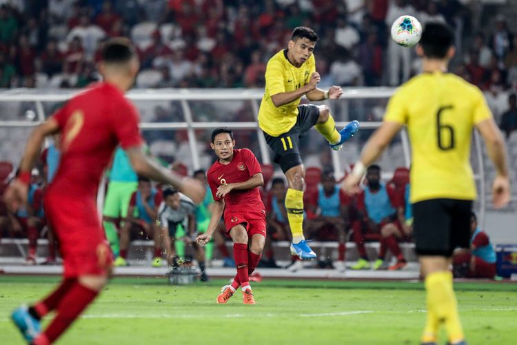 Pesepak bola timnas Indonesia, Evan Dimas melakukan tendangan ke arah timnas Malaysia saat pertandingan Kualifikasi Piala Dunia 2022 Grup G Zona Asia di Stadion Gelora Bung Karno, Senayan, Jakarta, Kamis (5/9/2019). Tim nasional Indonesia menelan kekalahan dari Malaysia dengan skor 2-3.