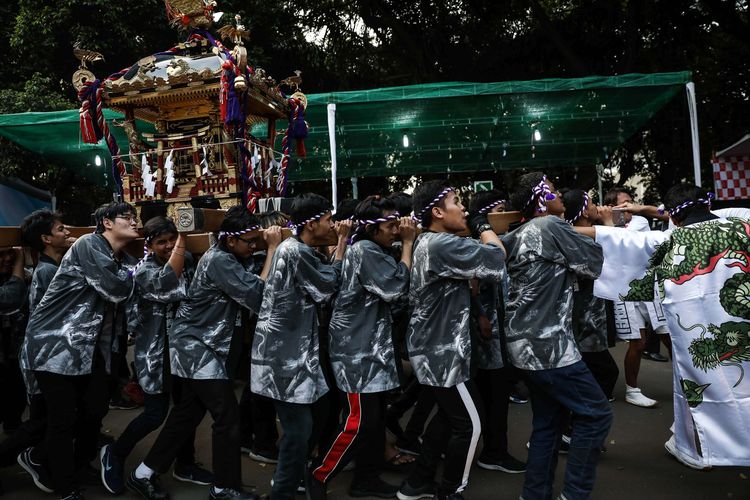 Pertunjukan parade Mikoshi saat Festival Jak-Japan Matsuri di Plaza Tenggara Gelora Bung Karno, Senayan, Jakarta Selatan, Sabtu (7/9/2019). Acara ini digelar untuk memeringati 61 tahun hubungan persahabatan Indonesia dan Jepang dengan tema Indonesia & Japan Always Together, yang memiliki makna bahwa Jepang dan Indonesia akan selalu bekerja sama bahu-membahu dalam segala hal.