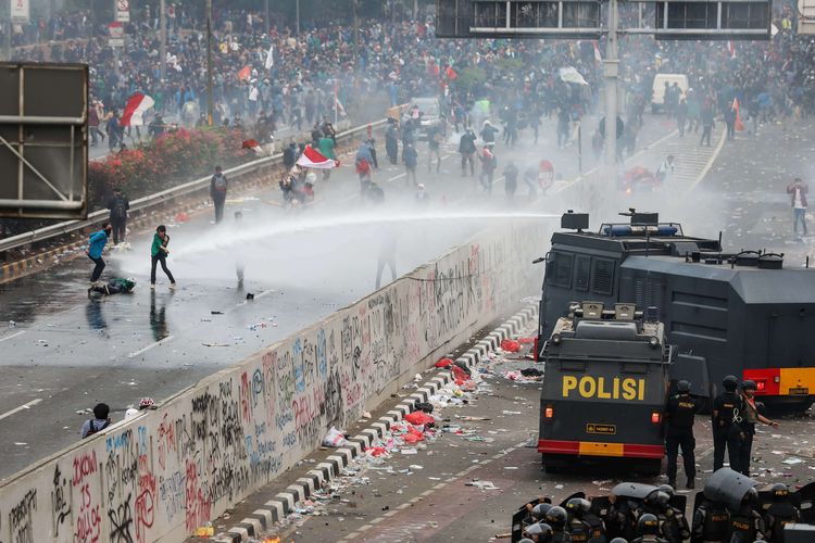 Polisi menembakkan water bombing saat kericuhan dalam unjuk rasa di Depan Gedung DPR/MPR, Jalan Gatot Subroto, Senayan, Jakarta Pusat, Selasa (24/9/2019).