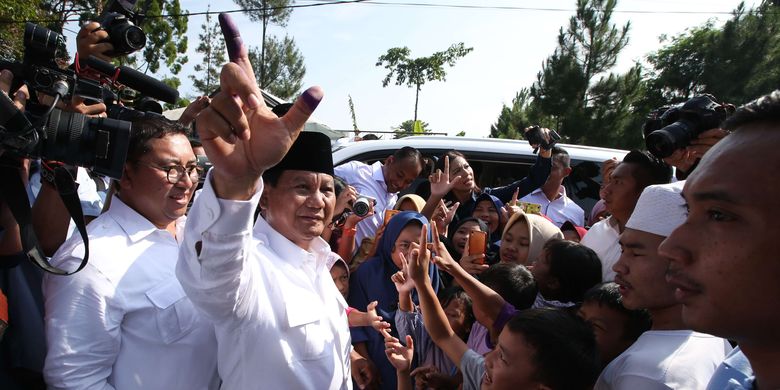 Calon Presiden no urut 02, Prabowo Subianto usai menggunakan hak pilihnya pada Pemilu 2019 di TPS 041, Bojong Koneng, Babakan Madang, Bogor, Jawa Barat, Rabu (17/04/2019).