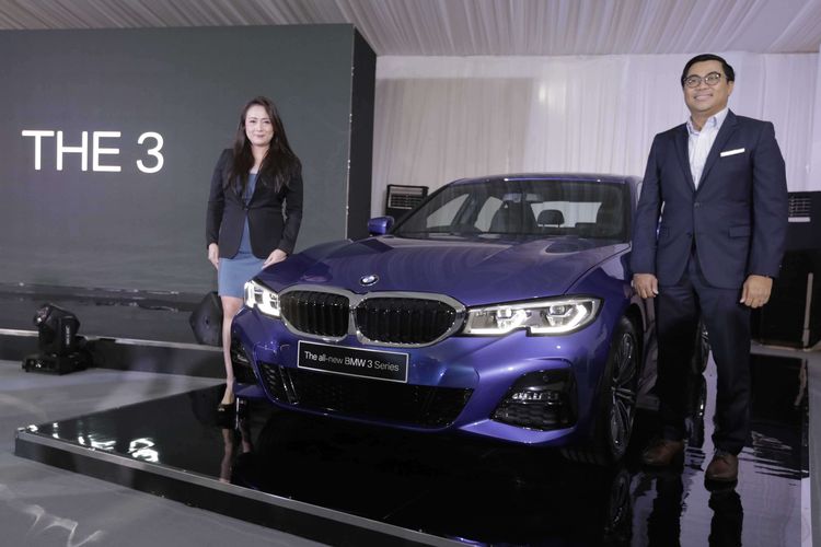 Director of Communications BMW Group Indonesia Jodie Otania (kiri) dan Vice President of Sales BMW Indonesia Bayu Riyanto berpose di samping mobil BMW 330 i M Sport yang merupakan All New BMW Seri 3 saat dipamerkan, di ICE BSD , Serpong, Tangerang Selatan, Banten, Rabu (10/7/2019). BMW Group Indonesia memperkenalkan kendaraan sang legenda All New BMW Seri 3 ini merupakan generasi keenam di kelasnya yang memadukan unsur kenyamanan dan mobil sport.