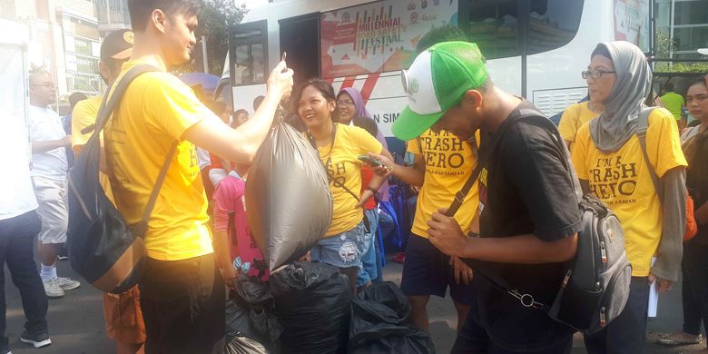 Para relawan yang tergabung dalam komunitas Trash Hero Jakarta di kawasan Bundaran Hotel Indonesia (HI), Minggu (7/4/2019).
