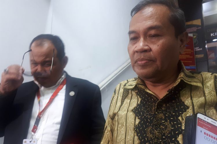 Kuasa hukum Kivlan Zen, Djudju Purwantoro (hijau) di Polda Metro Jaya, Kamis (30/5/2019).