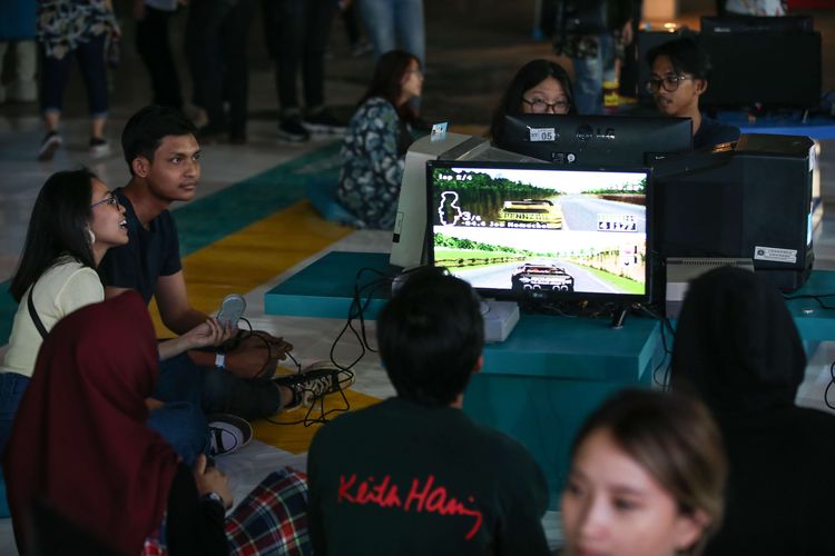 Pengunjung menikmati hiburan di Festival Mesin Waktu di Ji Expo Kemayoran, Jakarta, Sabtu (17/8/2019).