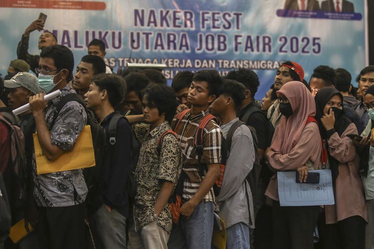 Pencari kerja mengantre untuk melamar kerja pada Job Fair di Hotel Bela Ternate, Maluku Utara, Selasa (20/5/2025). Pemprov Maluku Utara melalui Dinas Ketenagakerjaan dan Transmigrasi menggelar Job Fair 2025 dari tanggal 20-21 Mei dengan menyediakan sebanyak 2.368 lowongan kerja dan 21 perusahaan nasional maupun lokal yang siap merekrut tenaga kerja di berbagai bidang sebagai upaya untuk mengurangi angka pengangguran. 