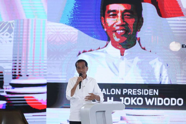 Calon presiden no urut 01 Joko Widodo pada Debat Keempat Calon Presiden Pemilu 2019 di Jakarta, Minggu (30/3/2019). Debat malam ini menggambil tema ideologi, pemerintahan, pertahanan dan keamanan, serta hubungan internasional.