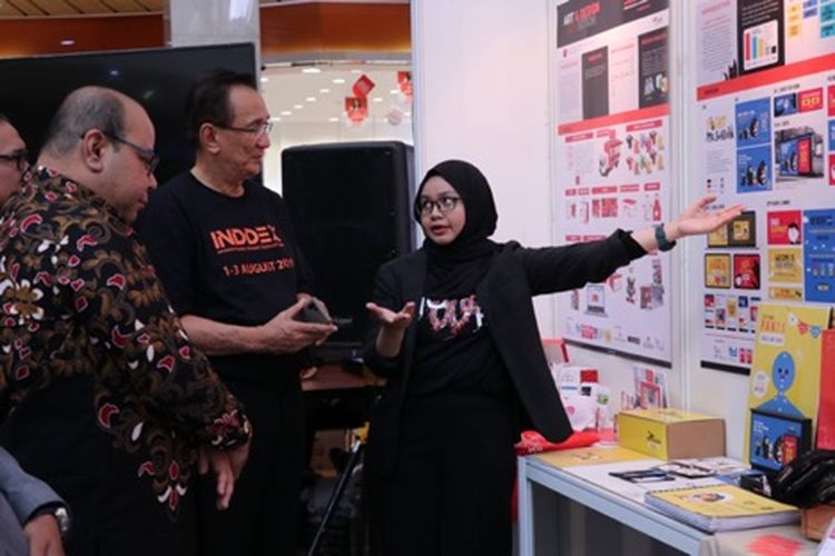 Presiden Universitas Pembangunan Jaya Ir. Edmund Sutisna, MBA dan Rektor UiTM Associate Pro. Sr. Dr. MD Yusof Hamid mendengarkan penjelasan dari salah satu exhibitor saat mengunjungi exhibition (1/8/2019)