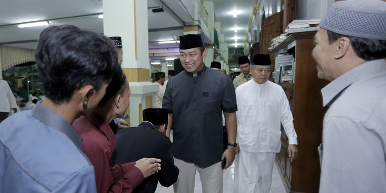 Wali Kota Semarang Hendrar Prihadi memberi salam kepada warga yg mengikuti Peringatan Nuzulul Qur?an di Masjid Agung Kota Semarang, Alun-alun barat Semarang, Selasa (21/5/2019)