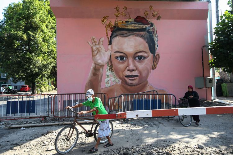 Mural di dinding jembatan layang Manahan, Solo, Jawa Tengah, Jumat (24/5/2019). Mural tokoh figur Pandawa Lima seperti Yusdistira, Bima, Arjuna, Nakula dan Sadewa menghiasi dinding sepanjang 2500 meter.