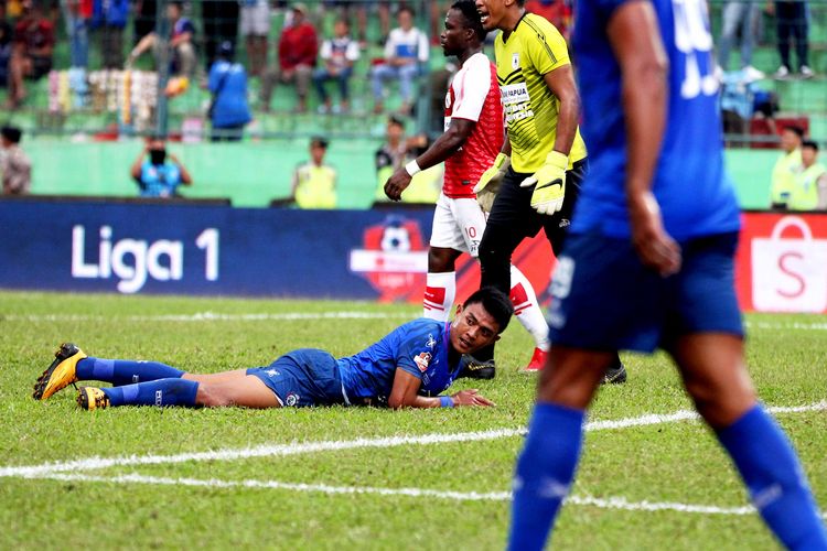 Pemain Arema FC, Dedik Setiawan mencetak 2 gol saat menjamu Persipura Jayapura saat Pekan 7 Liga 1 2019 yang berakhir dengan skor 3-1 di Stadion Gajayana Malang, Jawa Timur, Kamis (04/07/2019) sore. 