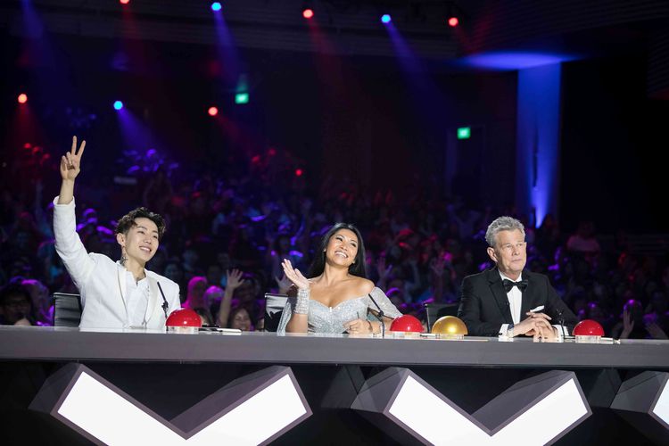 (dari kiri) Jay Park, Anggun C Sasmi, David Foster selaku dewan juri Asias Got Talent saat babak grand final di Marina Bay Sands, Singapura, Kamis (4/4/2019) waktu setempat.